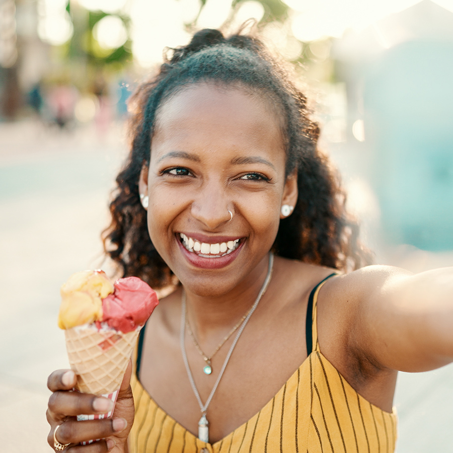 Persona disfrutando de un helado