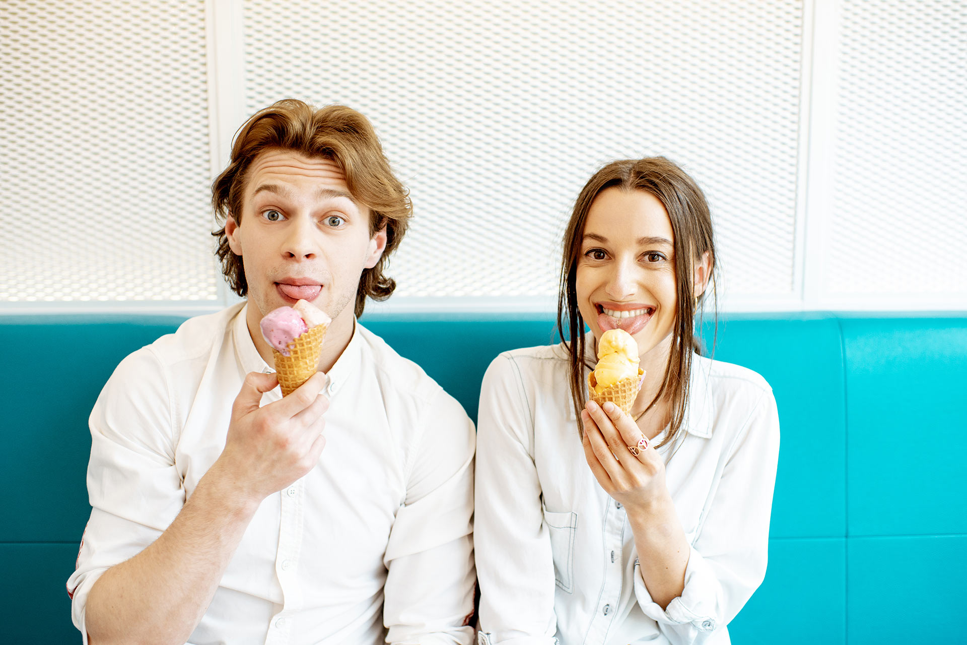 Pareja disfrutando de un helado