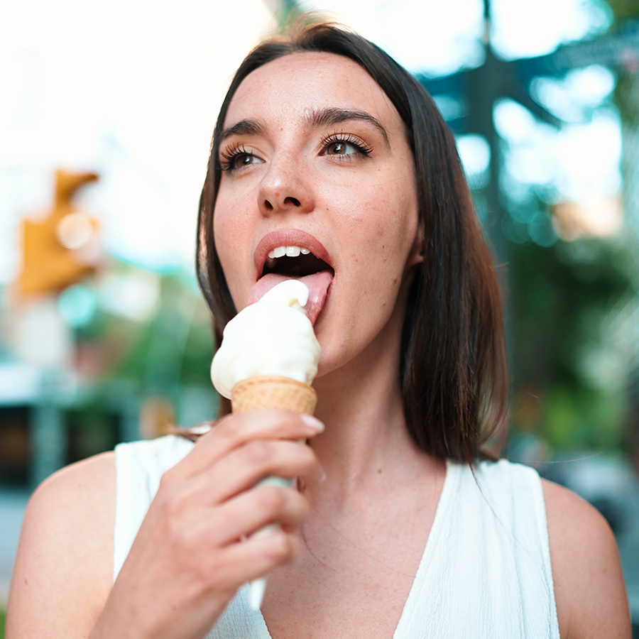 Persona disfrutando de un helado artesanal