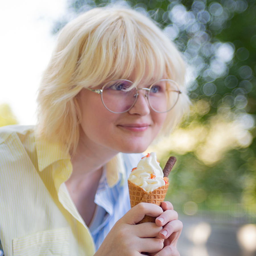 Joven disfrutando de un helado