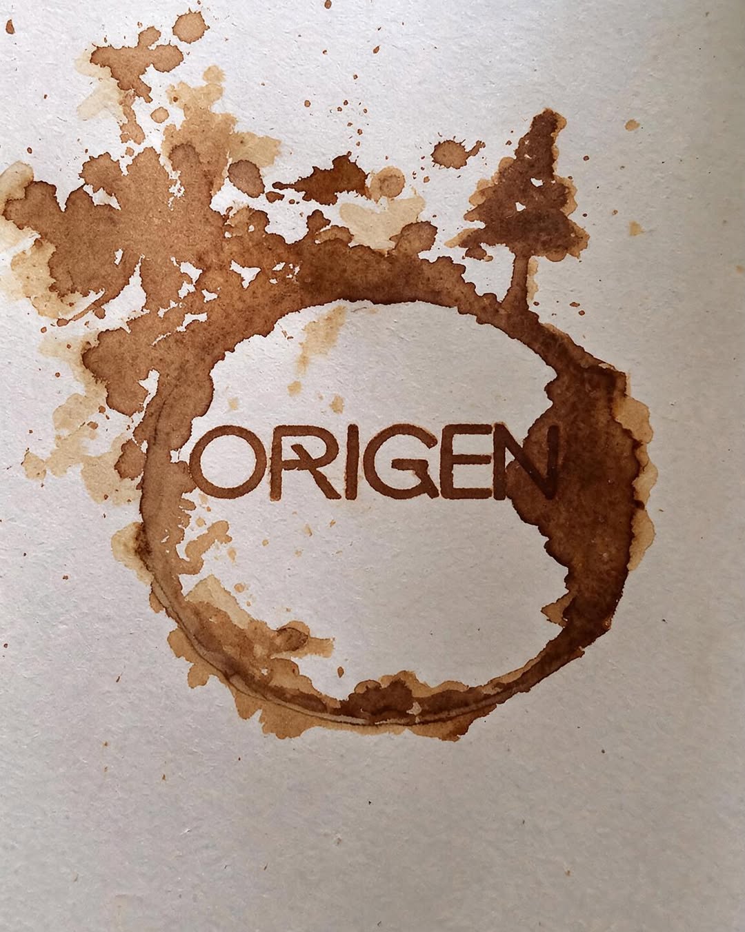 Marca Origen dibujada con café